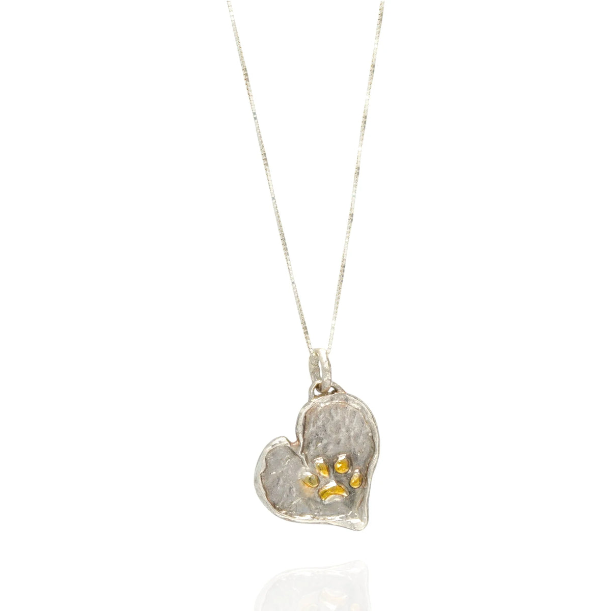 Herz-Anhänger mit Pfote aus 925er Silber und goldfarbenen Akzenten – Talisman für Treue und Tierliebe, handgefertigter Skulpturenschmuck im Boho- und rustikalen Stil, Kollektion „Glanz“ | Art Diva