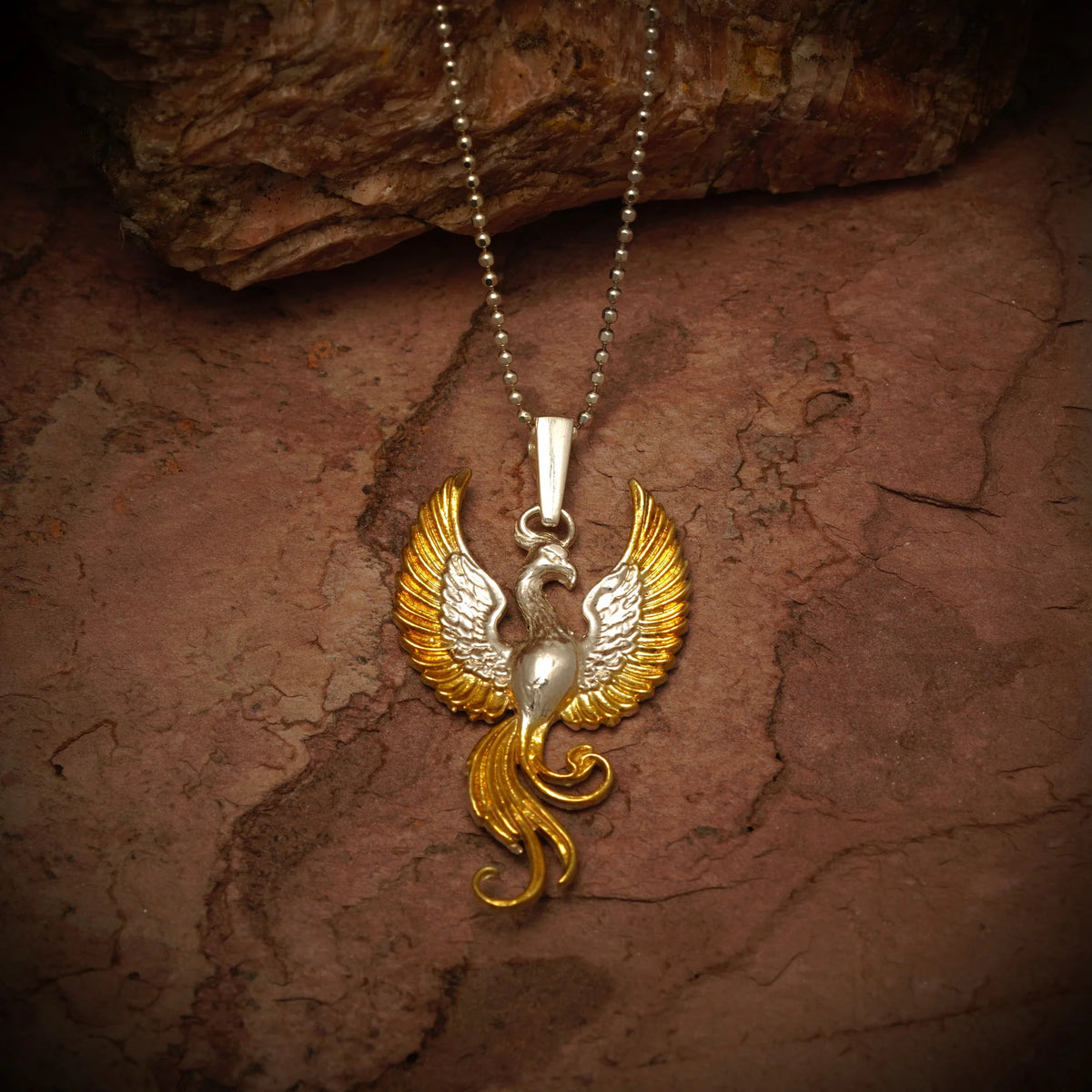 „Phönix“-Anhänger aus 925er Silber mit goldenen Akzenten – handpolierter Talisman für Wiedergeburt, Stärke und Neuanfang, skulpturaler Schmuck im Boho-Rustik-Stil | Art Diva