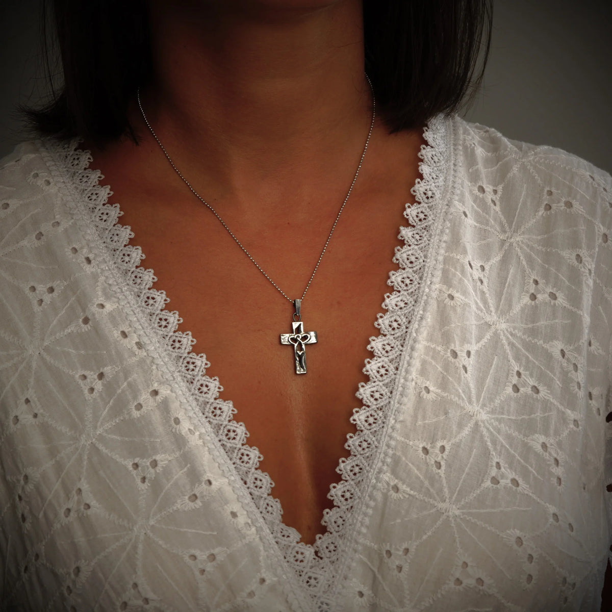 „Dreifaches Herz im Kreuz“-Anhänger aus 925er Silber – Symbol für Liebe, Glauben und Schutz, Skulpturenschmuck im Boho- und rustikalen Stil | Art Diva