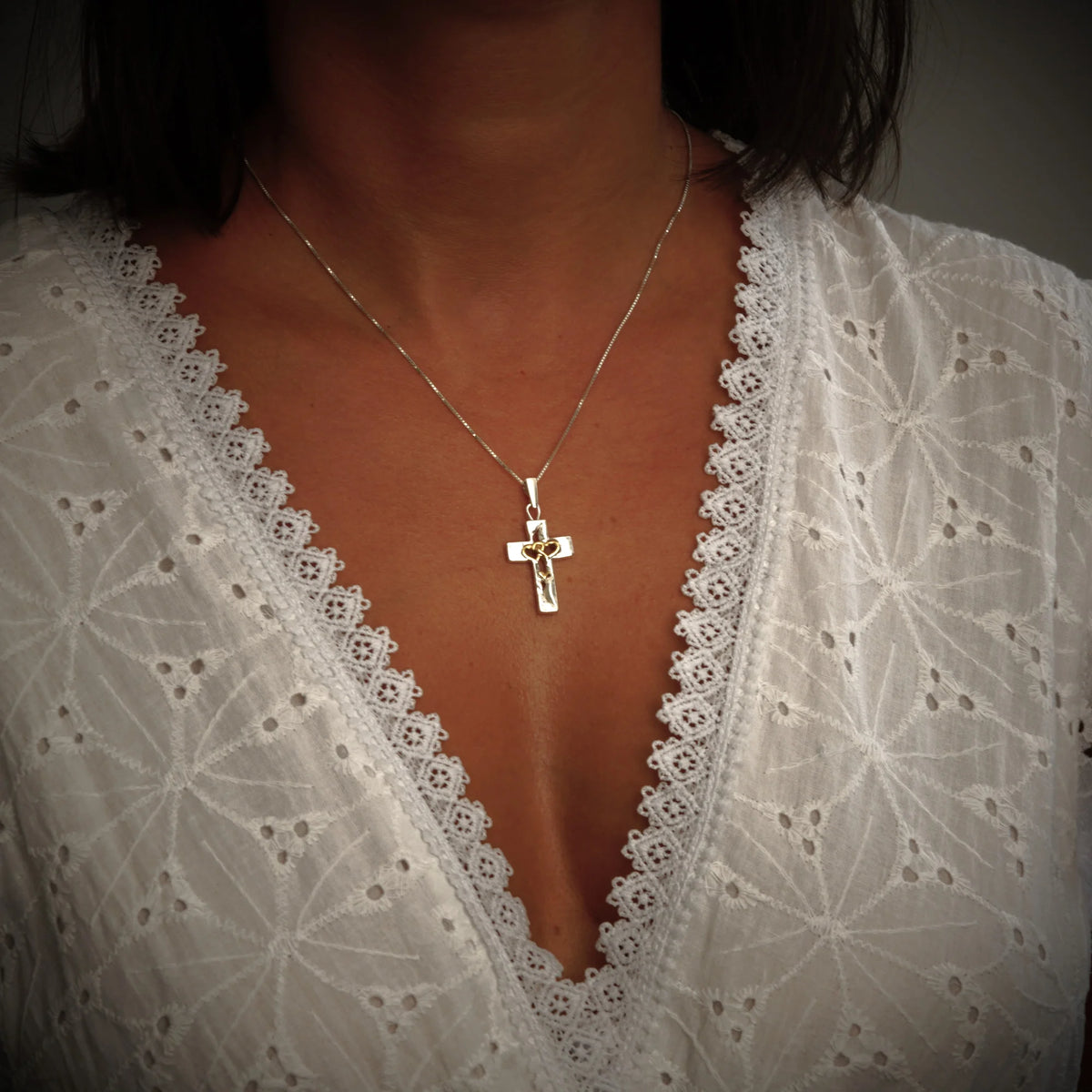 „Dreifaches Herz im Kreuz“-Anhänger aus 925er Silber mit goldfarbenen Akzenten – Symbol für Liebe, Glauben und Schutz, Skulpturenschmuck im Boho- und rustikalen Stil | Art Diva