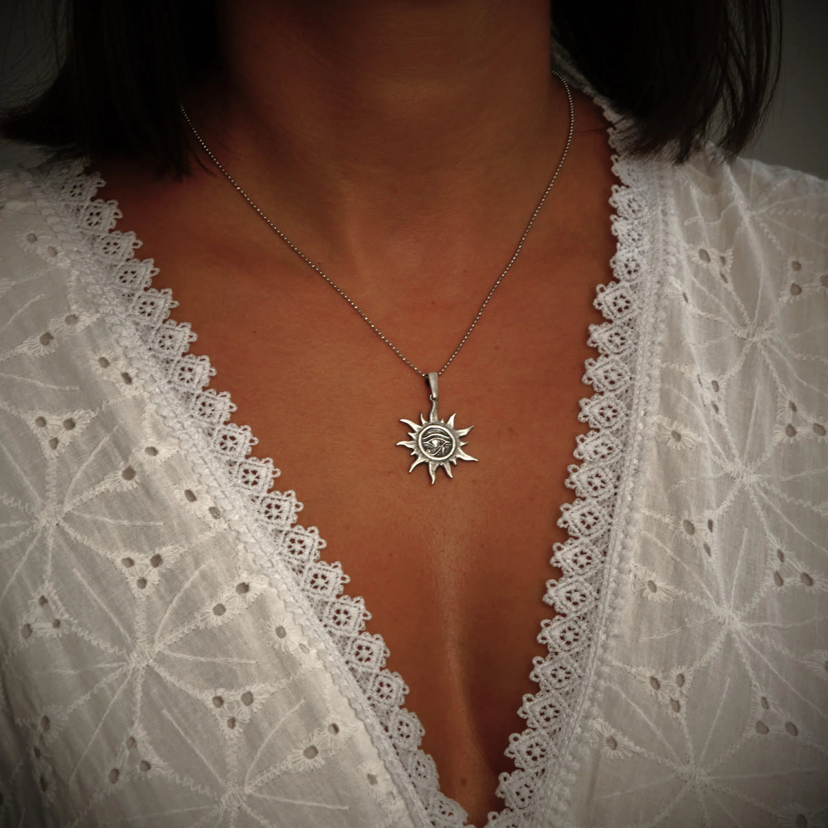 „Auge des Re – Sonnentalisman“-Anhänger aus 925er Silber – oxidierter skulpturaler Schmuck im Boho-Rustik-Stil | Art Diva