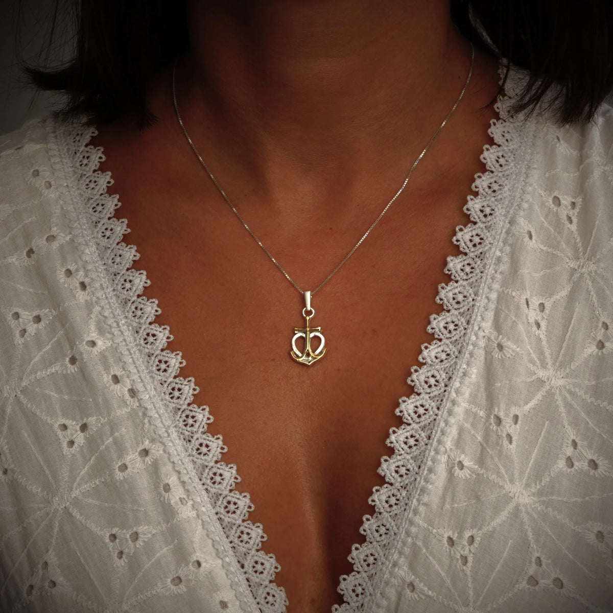 „Glaube • Hoffnung • Liebe“-Anhänger aus 925er Silber mit goldfarbenen Akzenten – maritimer Talisman, Skulpturenschmuck im Boho-Stil | Art Diva