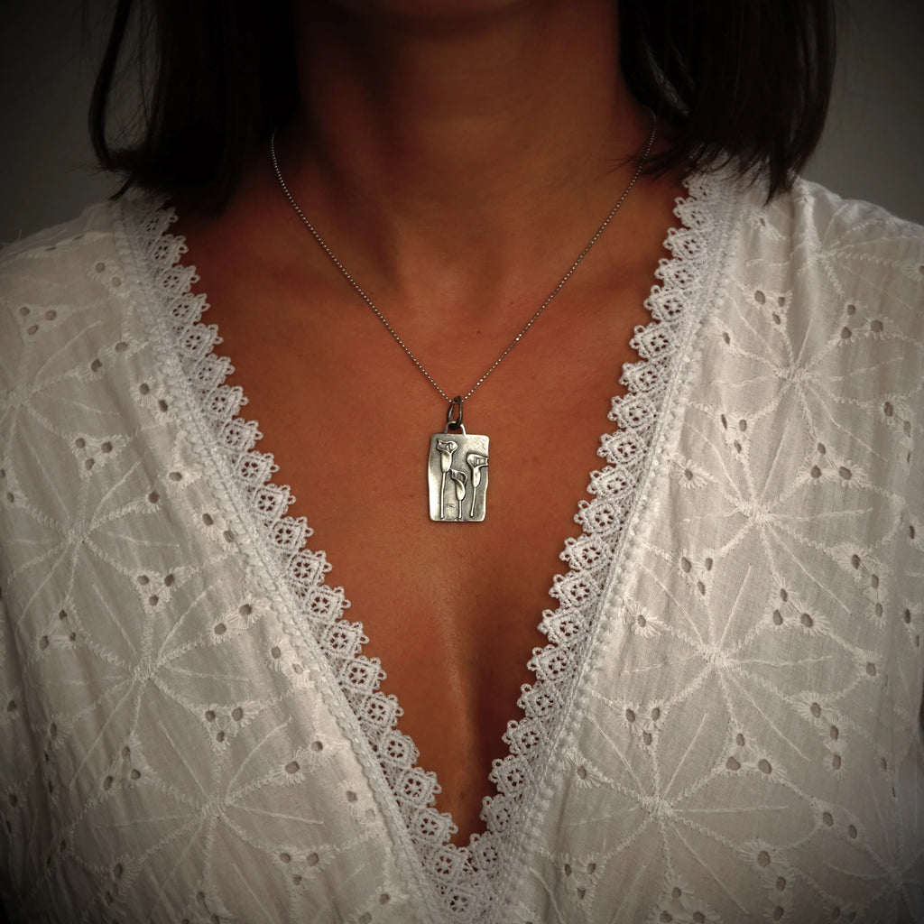 925er Silberanhänger „Drei Calla-Blüten“ – Symbol für Weiblichkeit, Schönheit und Harmonie | Talisman für Freundschaft und Verbundenheit | Art Diva