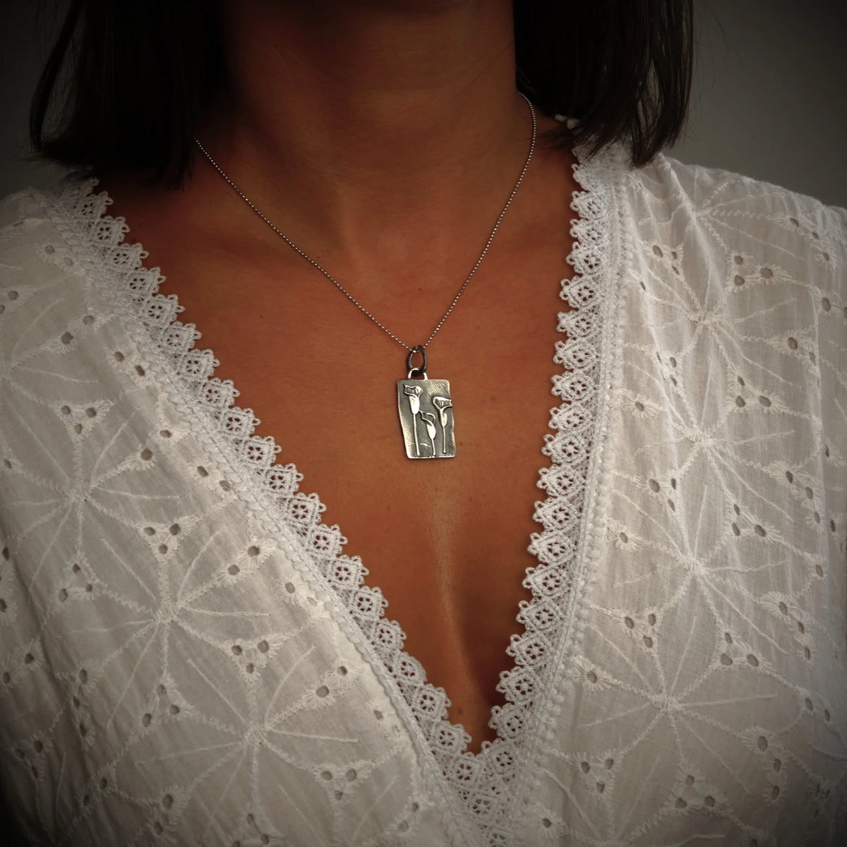 925er Silberanhänger „Drei Calla-Blüten“ – Symbol für Weiblichkeit, Schönheit und Harmonie | Talisman für Freundschaft und Verbundenheit | Art Diva