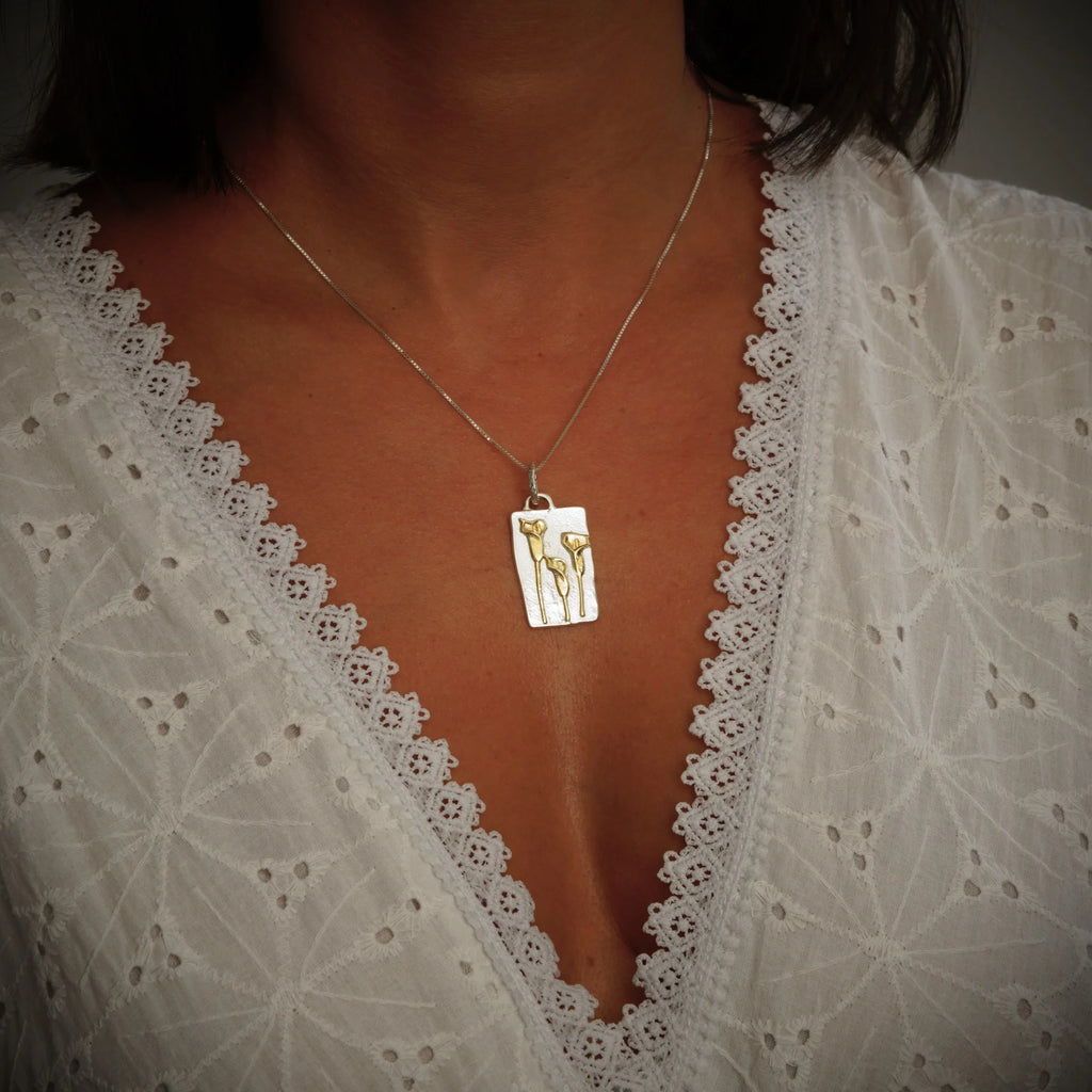 925er Silberanhänger „Drei Calla-Blüten mit goldenen Akzenten“ | Boho – Rustikal – Skulpturaler Schmuck | Handgefertigt | Art Diva