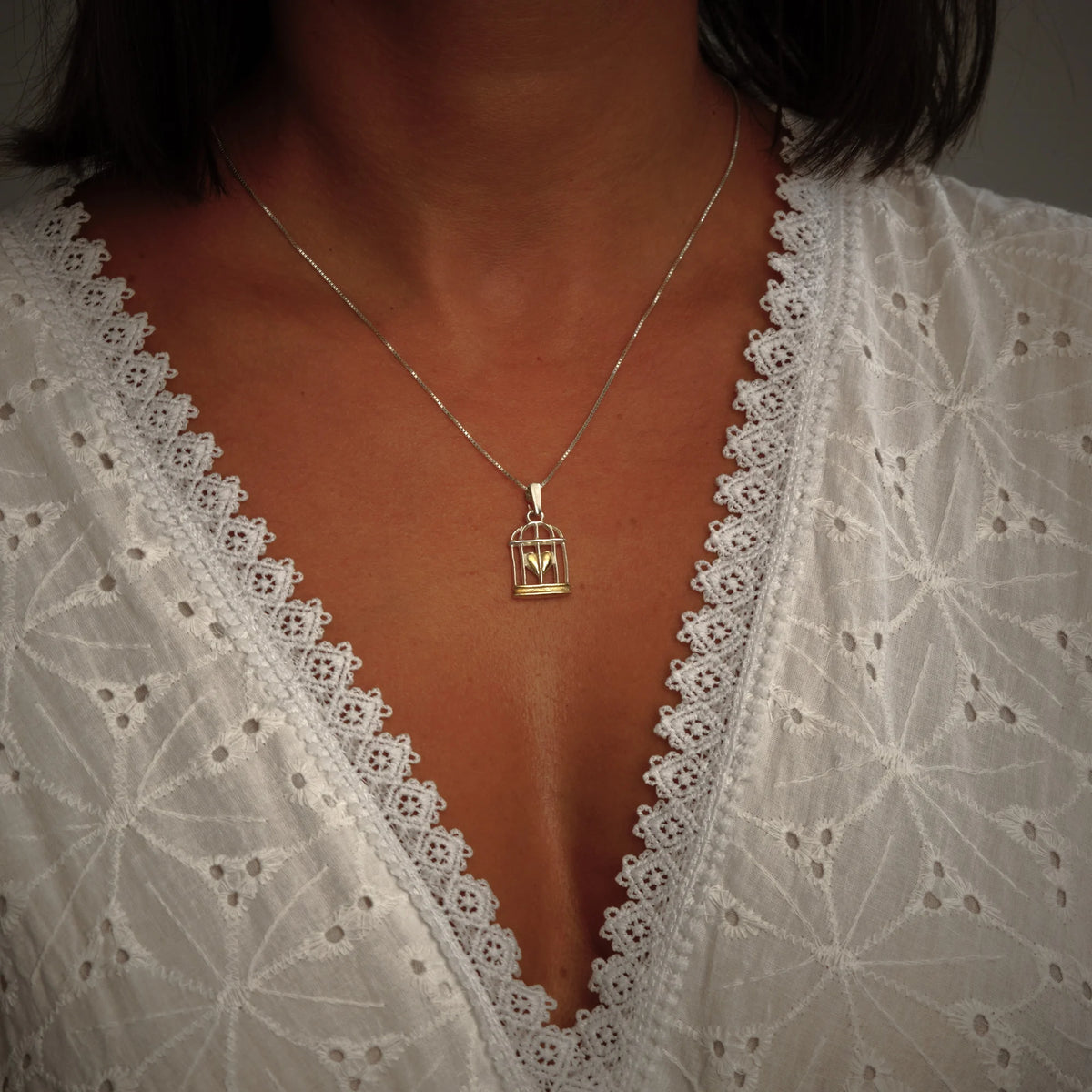 „Herz im Käfig“-Anhänger aus 925er Silber mit goldfarbenem Akzent – Talisman für Stärke, Liebe und emotionale Freiheit, Skulpturenschmuck im Boho- und rustikalen Stil | Art Diva