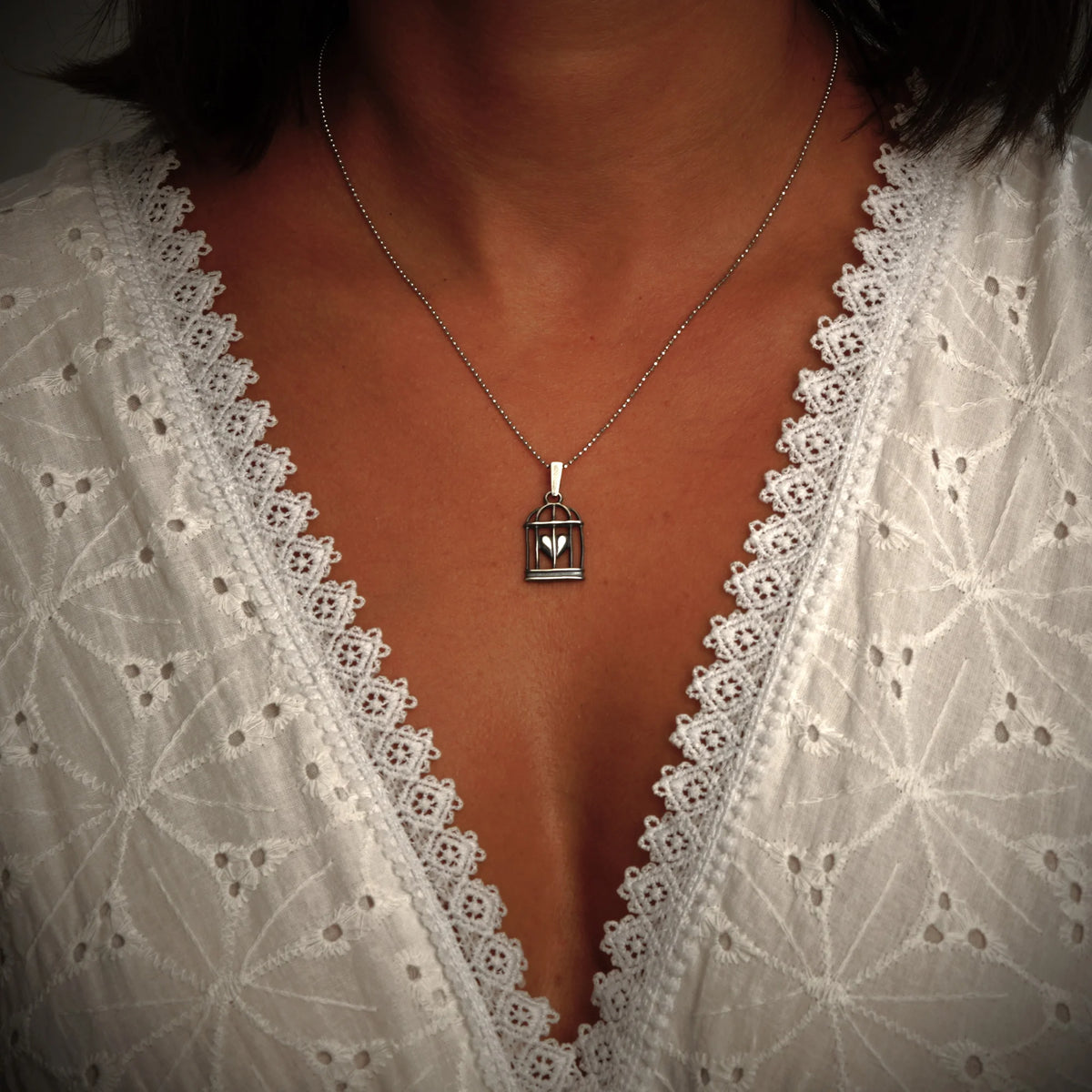 „Herz im Käfig“-Anhänger aus 925er Silber mit oxidierter Oberfläche – Talisman für Liebe und einen freien Geist, Amulett für Gefühle und innere Stärke, Skulpturenschmuck im Boho- und rustikalen Stil | Art Diva