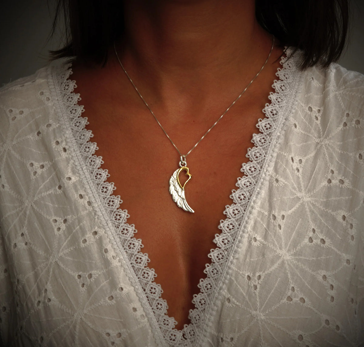 „Flügel mit Herz“-Anhänger aus 925er Silber mit goldfarbenen Akzenten – Talisman für Liebe und Schutz, Skulpturenschmuck im Boho-Stil | Art Diva
