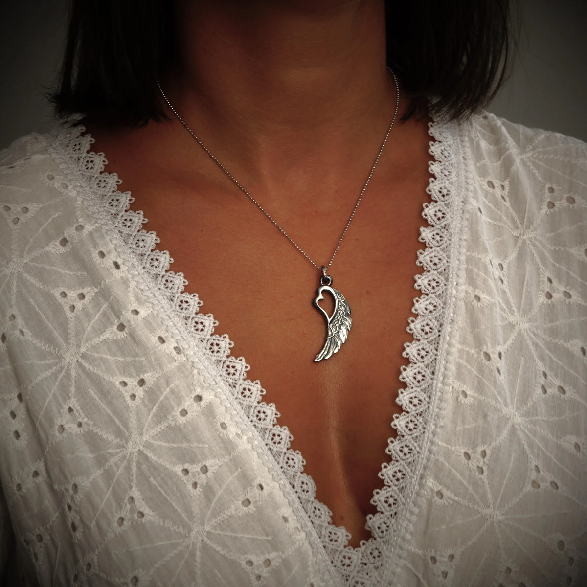 „Flügel mit Herz“-Anhänger aus 925er Silber – Talisman für Liebe und Schutz, Skulpturenschmuck im Boho- und rustikalen Stil | Art Diva