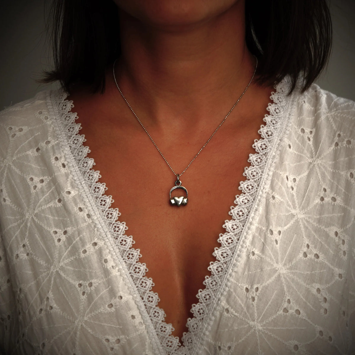 „DJ-Herz“-Anhänger aus 925er Silber mit Kopfhörern – Symbol der Liebe zur Musik, oxidierter Schmuck im Boho- und rustikalen Stil | Art Diva