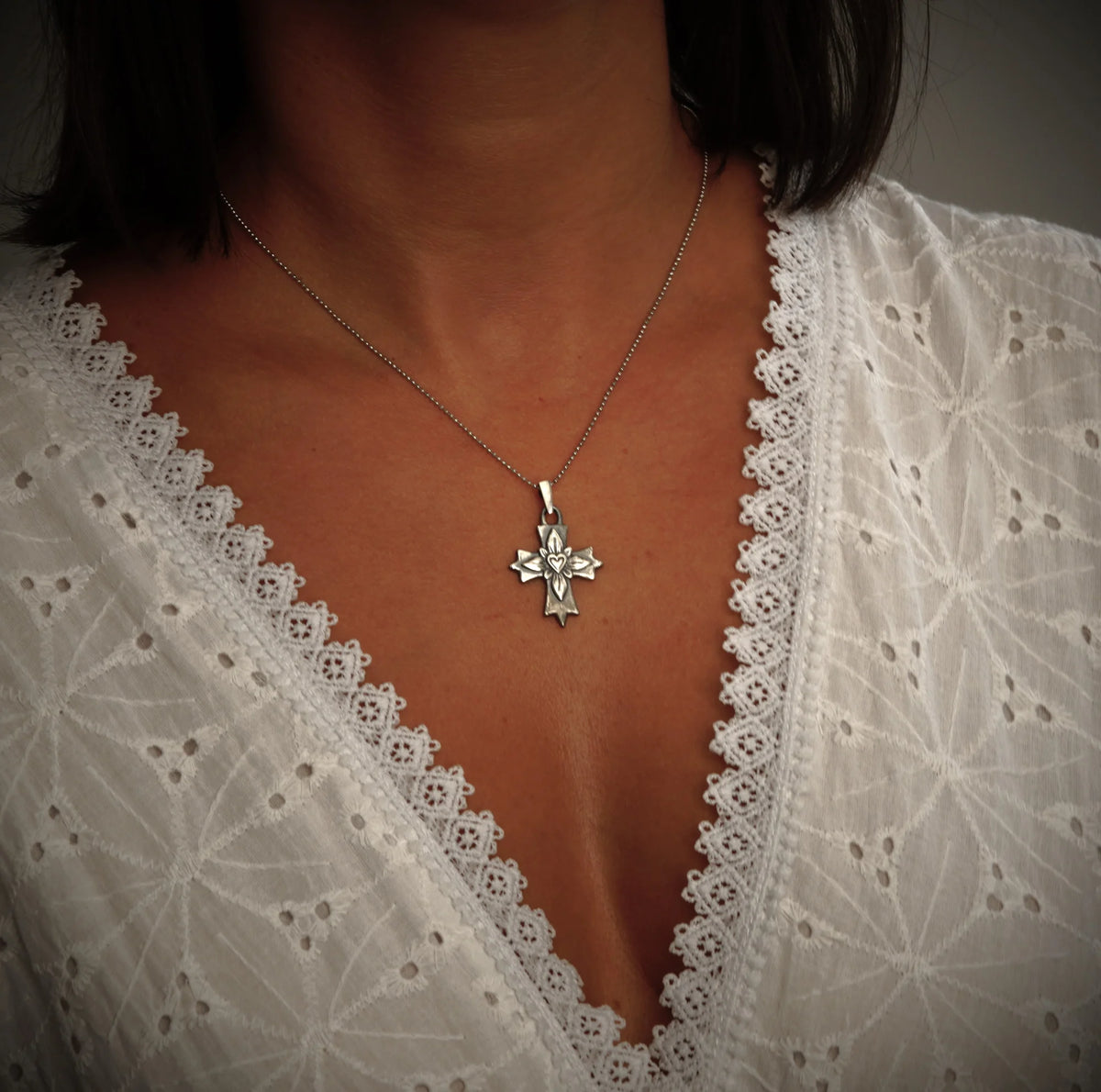 „Kreuz mit Herz“-Anhänger aus 925er Silber – Symbol für Liebe und Glauben, oxidierter Skulpturenschmuck im Boho- und rustikalen Stil | Art Diva
