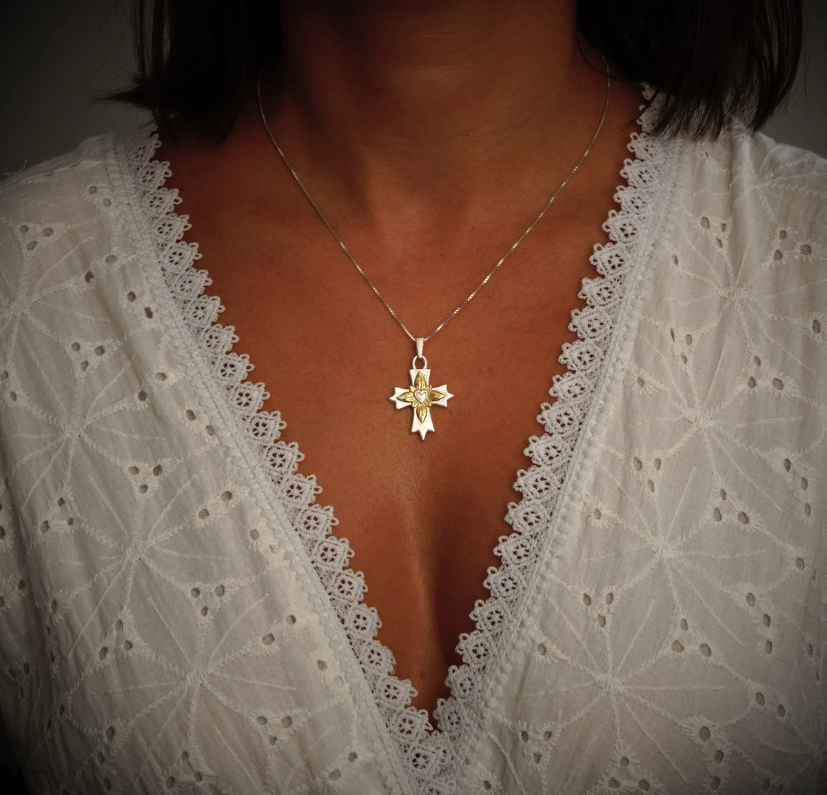 „Kreuz des Lichts“-Anhänger aus 925er Silber – Symbol für Glauben und Schutz, Skulpturenschmuck im Boho- und rustikalen Stil | Art Diva