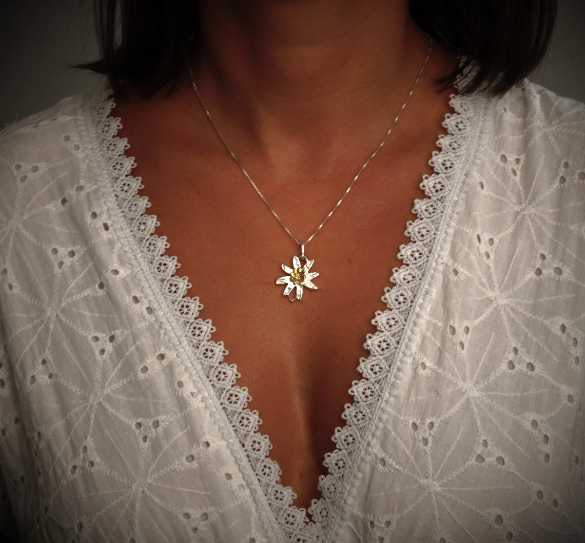 925er Silberelement „Edelweißblüte“ mit goldenen Akzenten – handgefertigter Boho-Talisman für Harmonie, skulpturales Schmuckstück und Geschenk für Mutter, Tochter oder Freundin | Art Diva