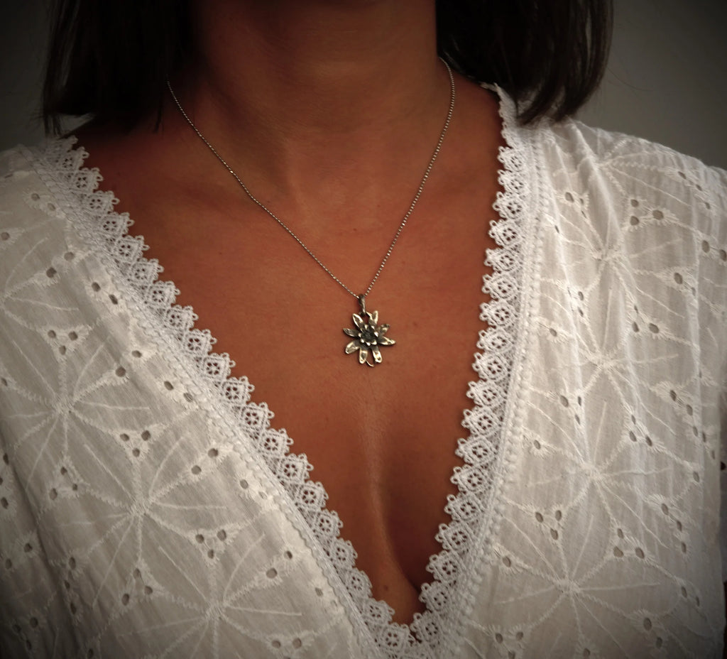 925er Silberelement „Edelweißblüte“ – handgefertigter Boho-Talisman für Harmonie, skulpturales Schmuckstück und Geschenk für Mutter, Tochter oder Freundin | Art Diva