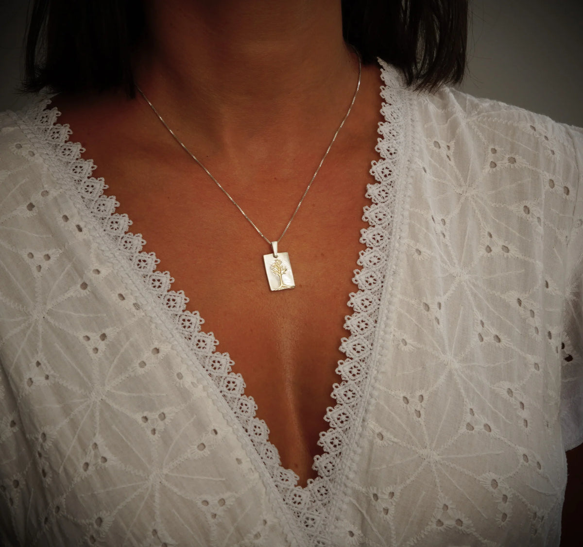 „Baum des Lebens“ – Anhänger aus 925er Silber mit goldfarbenen Akzenten, Talisman für familiäre Verbundenheit, Schutz und Harmonie, Skulpturenschmuck im Boho- und rustikalen Stil | Art Diva