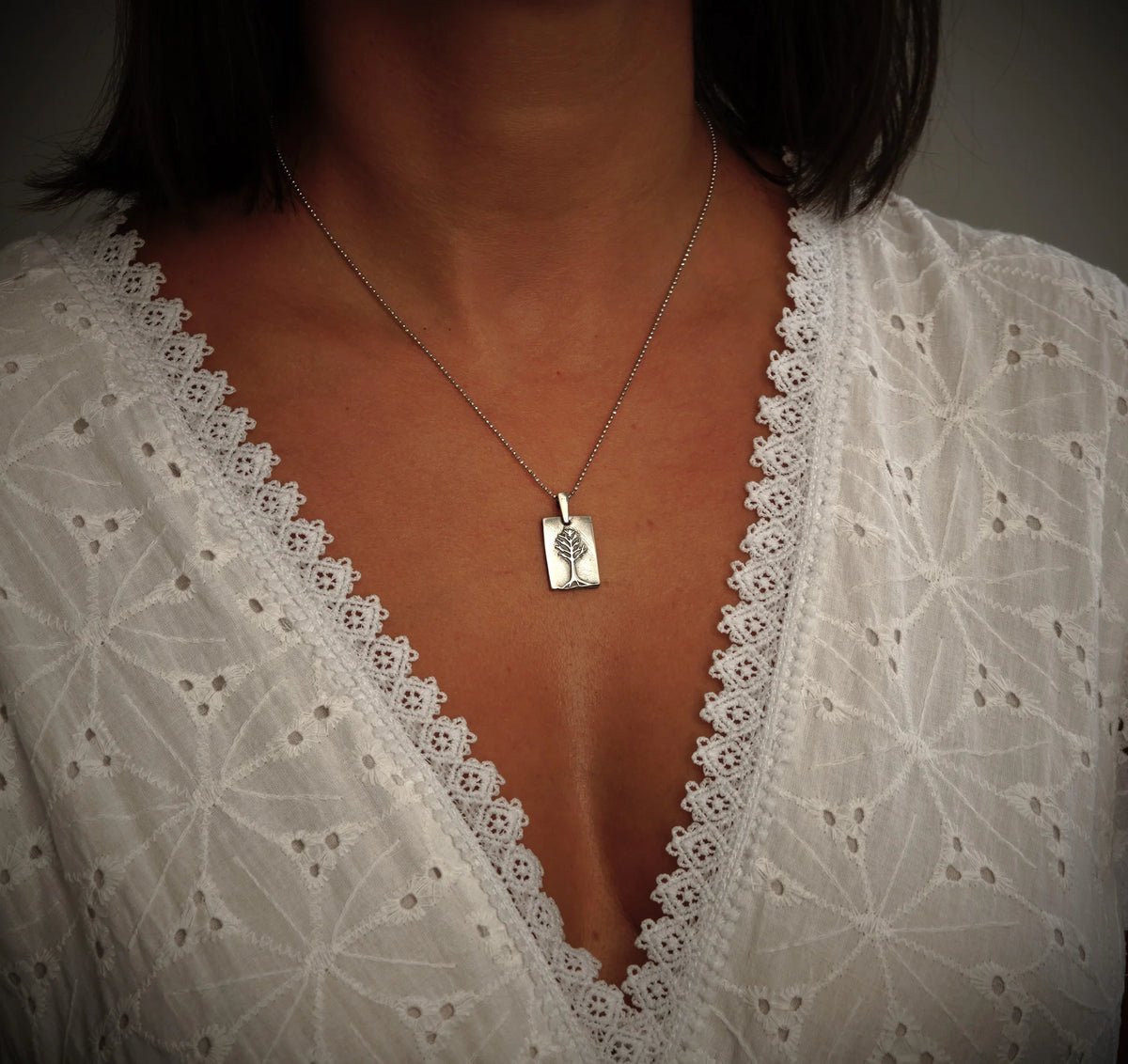 „Baum des Lebens“-Anhänger aus 925er Silber – teilweise oxidierter Talisman für familiäre Verbundenheit, Schutz und Harmonie, Skulpturenschmuck im Boho-, rustikalen und Vintage-Stil | Art Diva