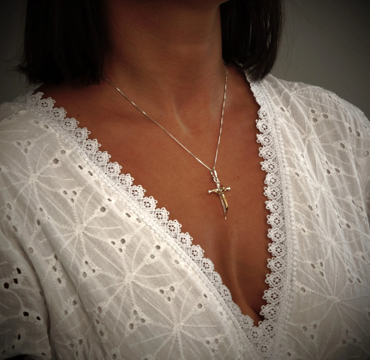 „Geschmiedeter Glaube“-Kreuz-Anhänger für Damen aus 925er Silber mit goldenen Akzenten – Symbol für innere Stärke, Glauben und Neuanfang | Art Diva