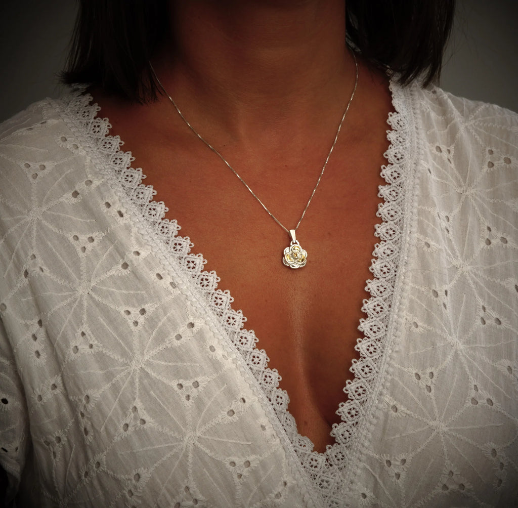 „Kamelie“ – handgefertigter Anhänger aus 925er Silber mit goldfarbenen Akzenten, Talisman für Weiblichkeit, innere Stärke und Schönheit, Skulpturenschmuck im Boho- und rustikalen Stil | Art Diva