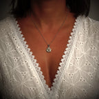 „Kamelie“ – handgefertigter Anhänger aus 925er Silber, Talisman für Schönheit und Eleganz, Skulpturenschmuck im Boho- und rustikalen Stil | Art Diva