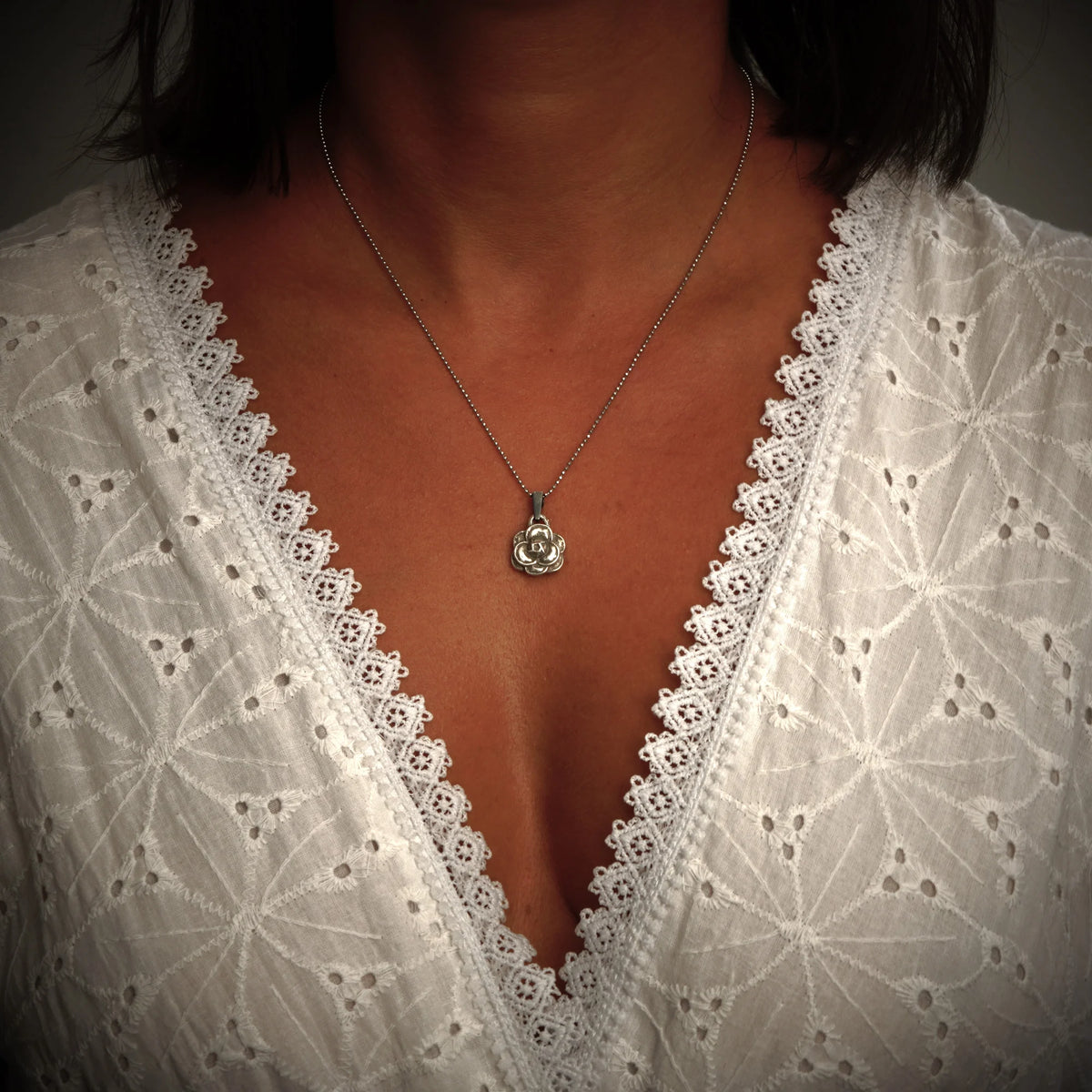 „Kamelie“ – handgefertigter Anhänger aus 925er Silber, Talisman für Schönheit und Eleganz, Skulpturenschmuck im Boho- und rustikalen Stil | Art Diva