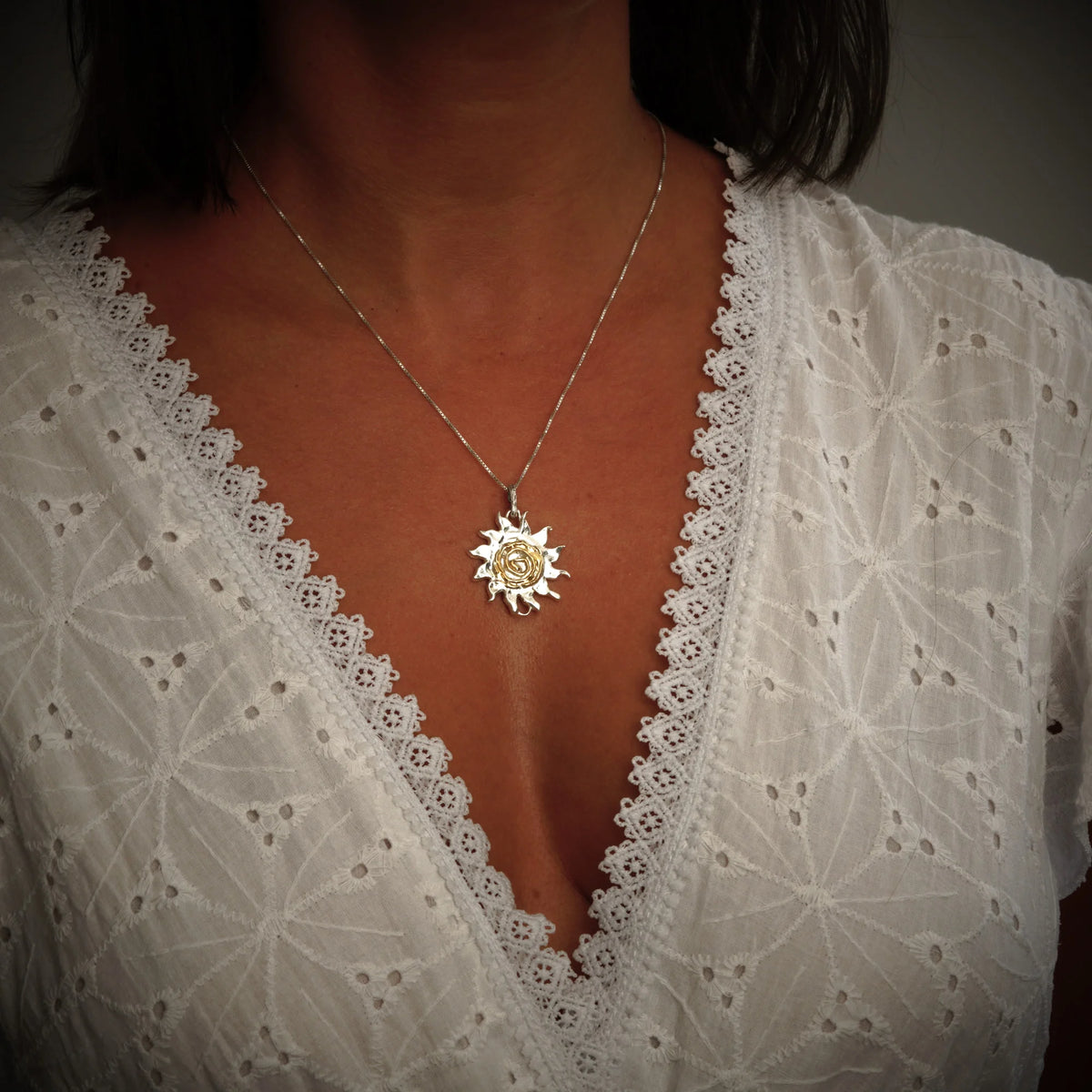 „Sonnenspirale“-Anhänger aus 925er Silber – Talisman für Energie, Licht und innere Stärke, handgefertigter Skulpturenschmuck im Boho- und rustikalen Stil, geeignet für Kette oder Armband | Art Diva