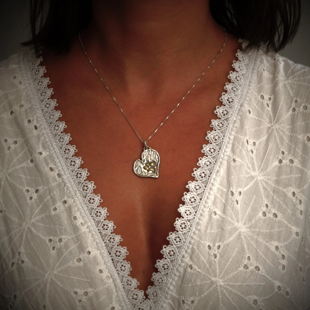 Herz-Anhänger mit Pfote aus 925er Silber und goldfarbenen Akzenten – Talisman für Treue und Tierliebe, handgefertigter Skulpturenschmuck im Boho- und rustikalen Stil, Kollektion „Glanz“ | Art Diva