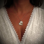 Herz-Anhänger mit Pfote aus 925er Silber und goldfarbenen Akzenten – Talisman für Treue und Tierliebe, handgefertigter Skulpturenschmuck im Boho- und rustikalen Stil, Kollektion „Glanz“ | Art Diva