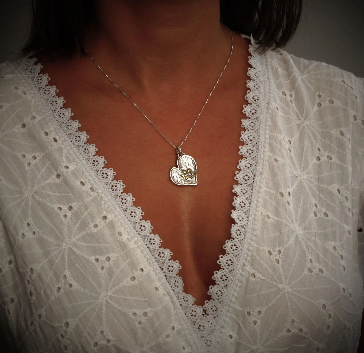 Herz-Anhänger mit Pfote aus 925er Silber und goldfarbenen Akzenten – Talisman für Treue und Tierliebe, handgefertigter Skulpturenschmuck im Boho- und rustikalen Stil, Kollektion „Glanz“ | Art Diva