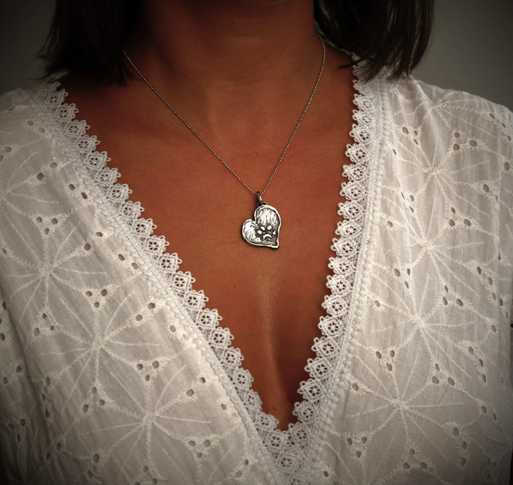 Herz-Anhänger mit Pfote aus 925er Silber – Talisman für Treue und Tierliebe, Schmuckstück im Boho- und rustikalen Stil für Hunde- und Katzenliebhaber | Art Diva