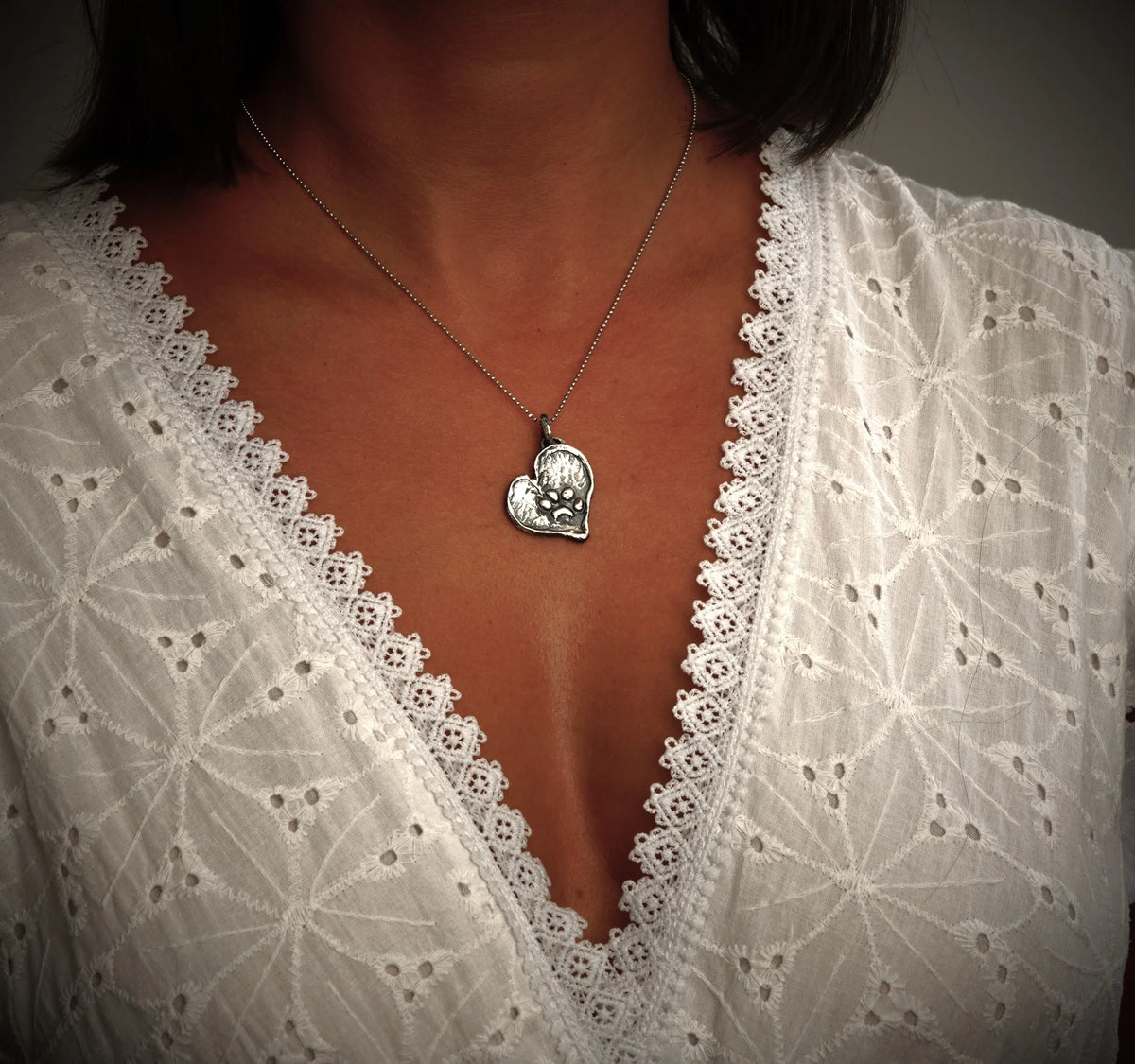 Herz-Anhänger mit Pfote aus 925er Silber – Talisman für Treue und Tierliebe, Schmuckstück im Boho- und rustikalen Stil für Hunde- und Katzenliebhaber | Art Diva