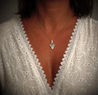 Herz-Anhänger mit Pfote aus 925er Silber – Talisman für Tierliebe, Schmuckstück im Boho- und rustikalen Stil, ideales Geschenk für Mutter, Tochter oder Freundin | Art Diva