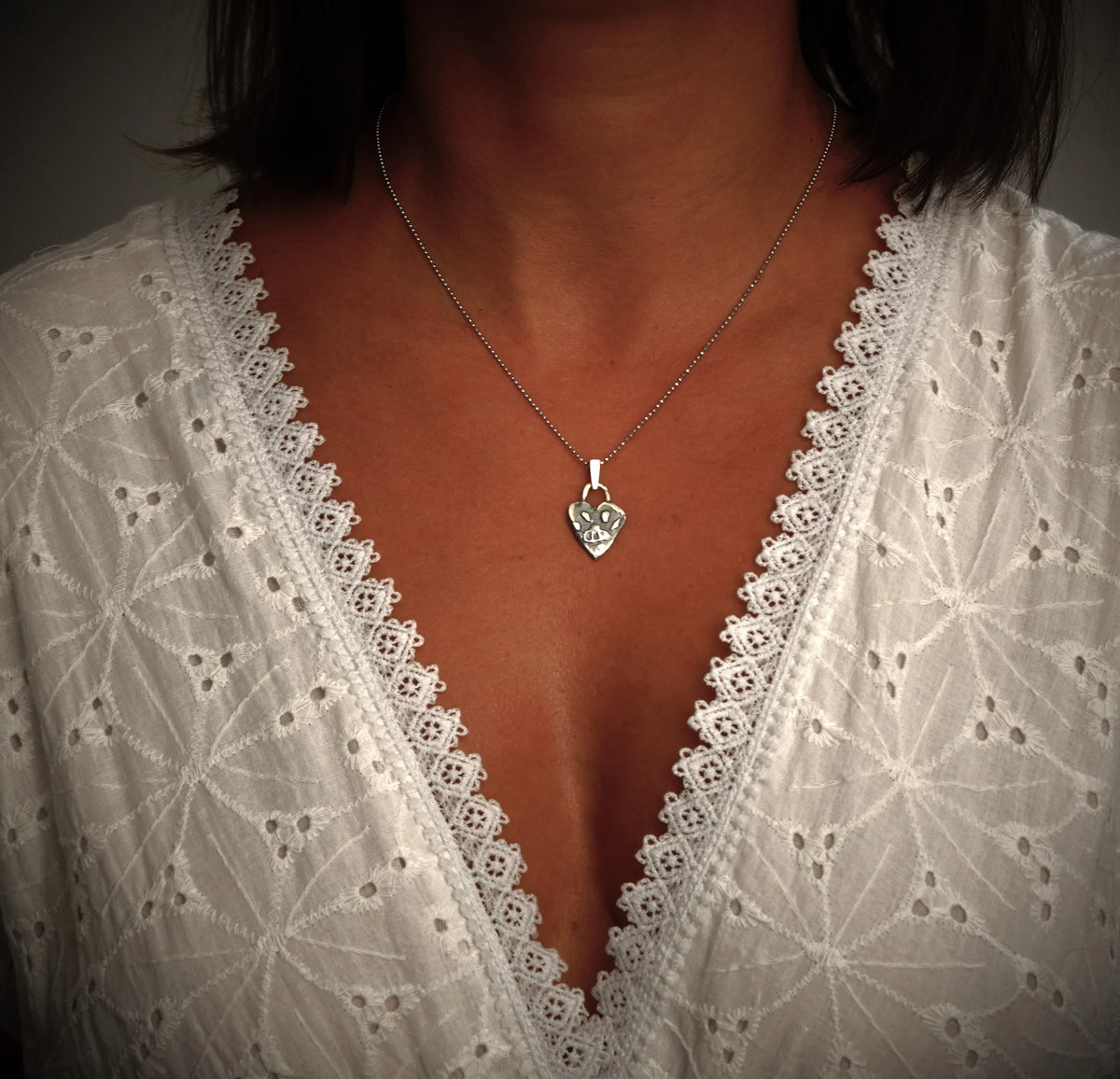 Herz-Anhänger mit Pfote aus 925er Silber – Talisman für Tierliebe, Schmuckstück im Boho- und rustikalen Stil, ideales Geschenk für Mutter, Tochter oder Freundin | Art Diva