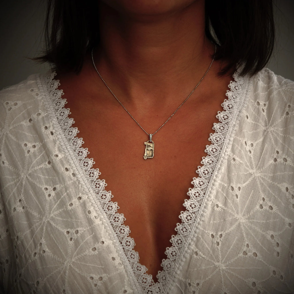 „Gesicht der Muse“ – Anhänger aus 925er Silber, handgefertigter Skulpturenschmuck für kreative Seelen im Boho- und rustikalen Stil | Art Diva