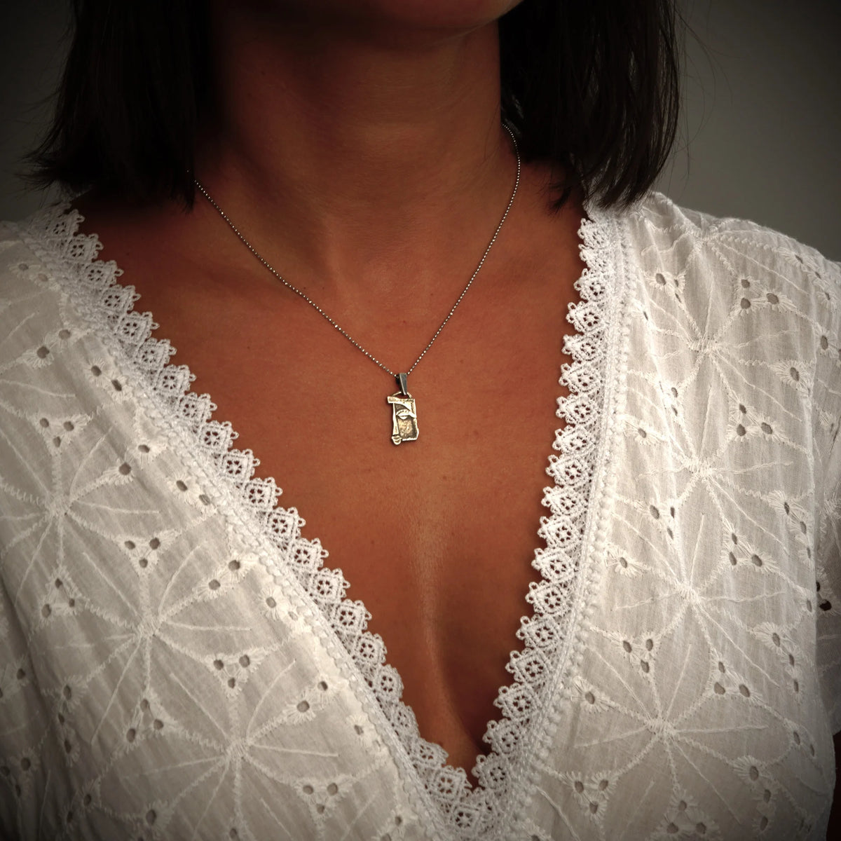 „Gesicht der Muse“ – Anhänger aus 925er Silber, handgefertigter Skulpturenschmuck für kreative Seelen im Boho- und rustikalen Stil | Art Diva