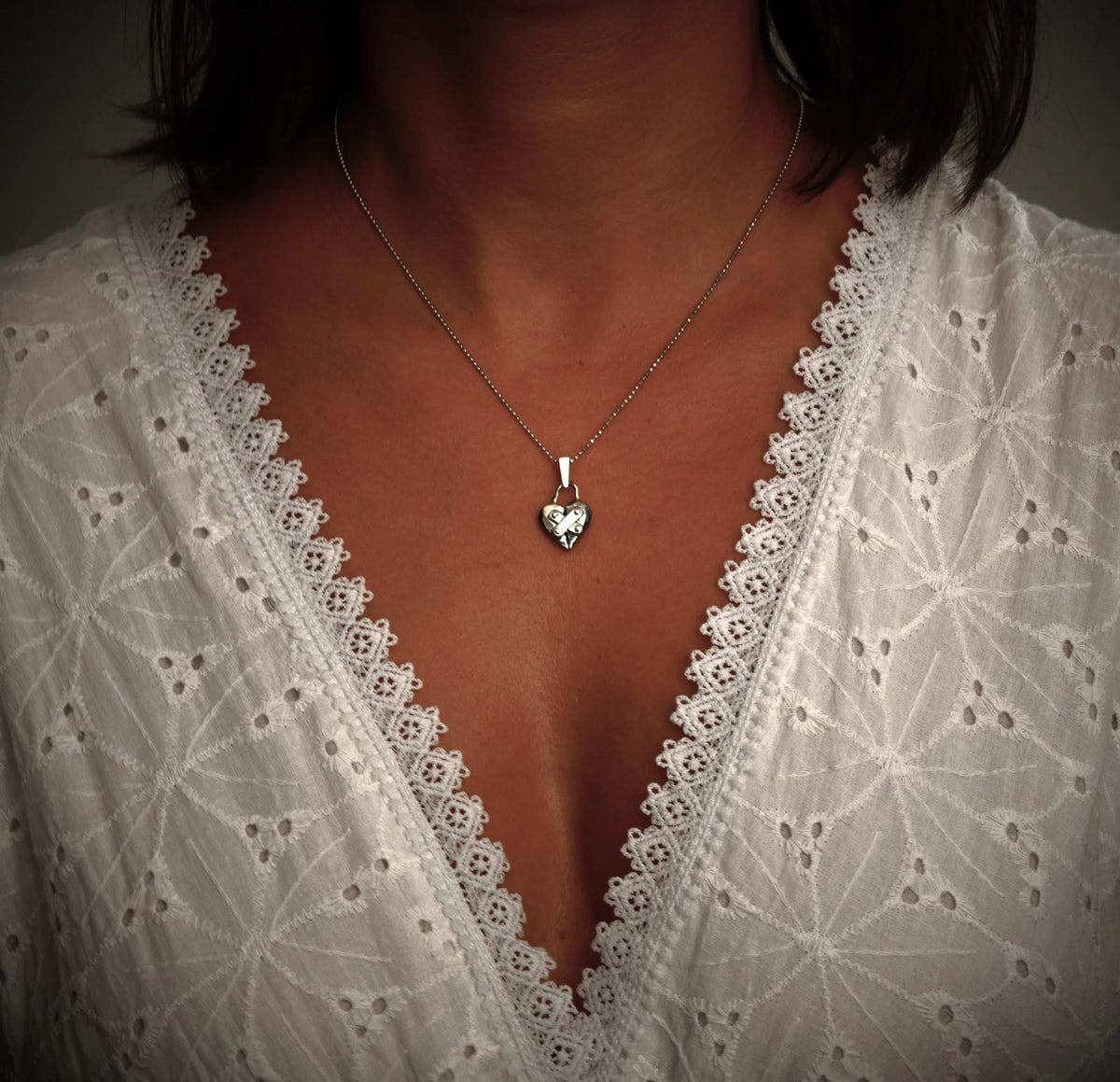 „Restauriertes Herz“-Anhänger aus 925er Silber – Amulett für Hoffnung und Neubeginn, Skulpturenschmuck im Boho- und rustikalen Stil | Art Diva