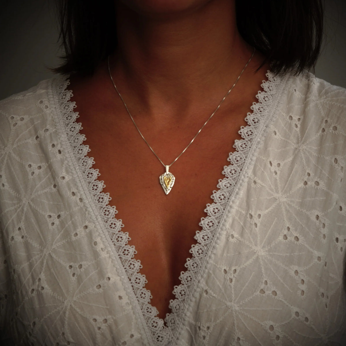 „Herz der Zuneigung“ – handgefertigter Anhänger aus 925er Silber, Talisman für Liebe und Zärtlichkeit, Skulpturenschmuck im Boho- und rustikalen Stil | Art Diva