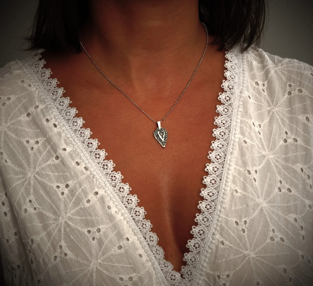 „Herz der Zuneigung“ – handgefertigter Anhänger aus 925er Silber, Talisman für Liebe und Zärtlichkeit, Skulpturenschmuck im Boho- und rustikalen Stil | Art Diva