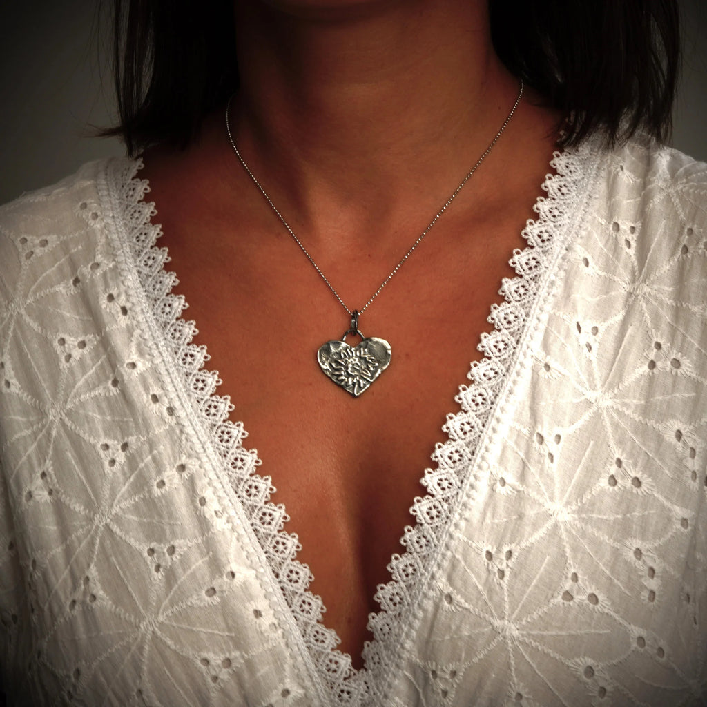 Herz mit Sonnenblume – Anhänger aus 925er Silber | Symbol für Liebe und Zärtlichkeit | Art Diva