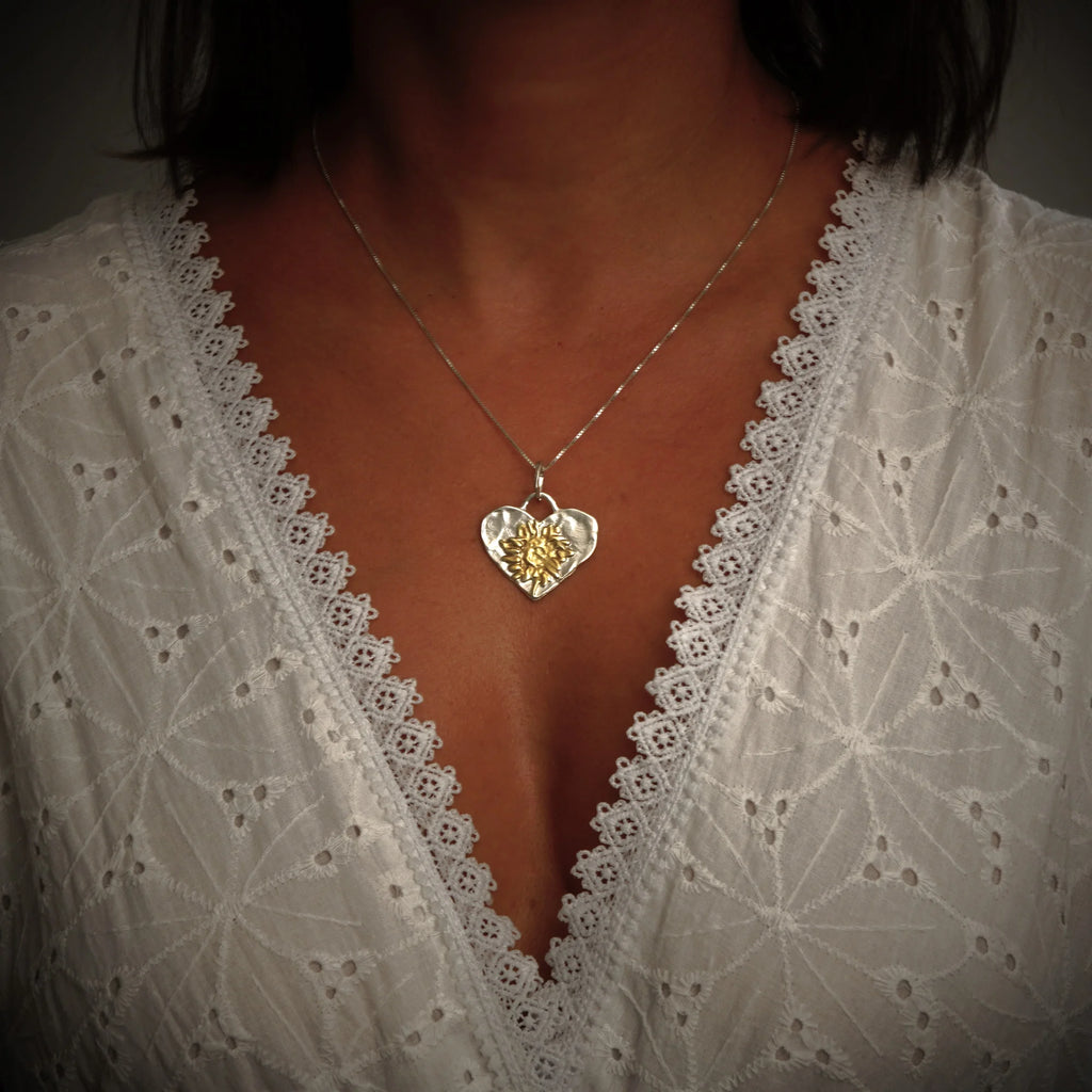 „Herz mit Sonnenblume“-Anhänger aus 925er Silber mit vergoldeten Akzenten – handgefertigter Skulpturenschmuck im Boho- und rustikalen Stil | Art Diva
