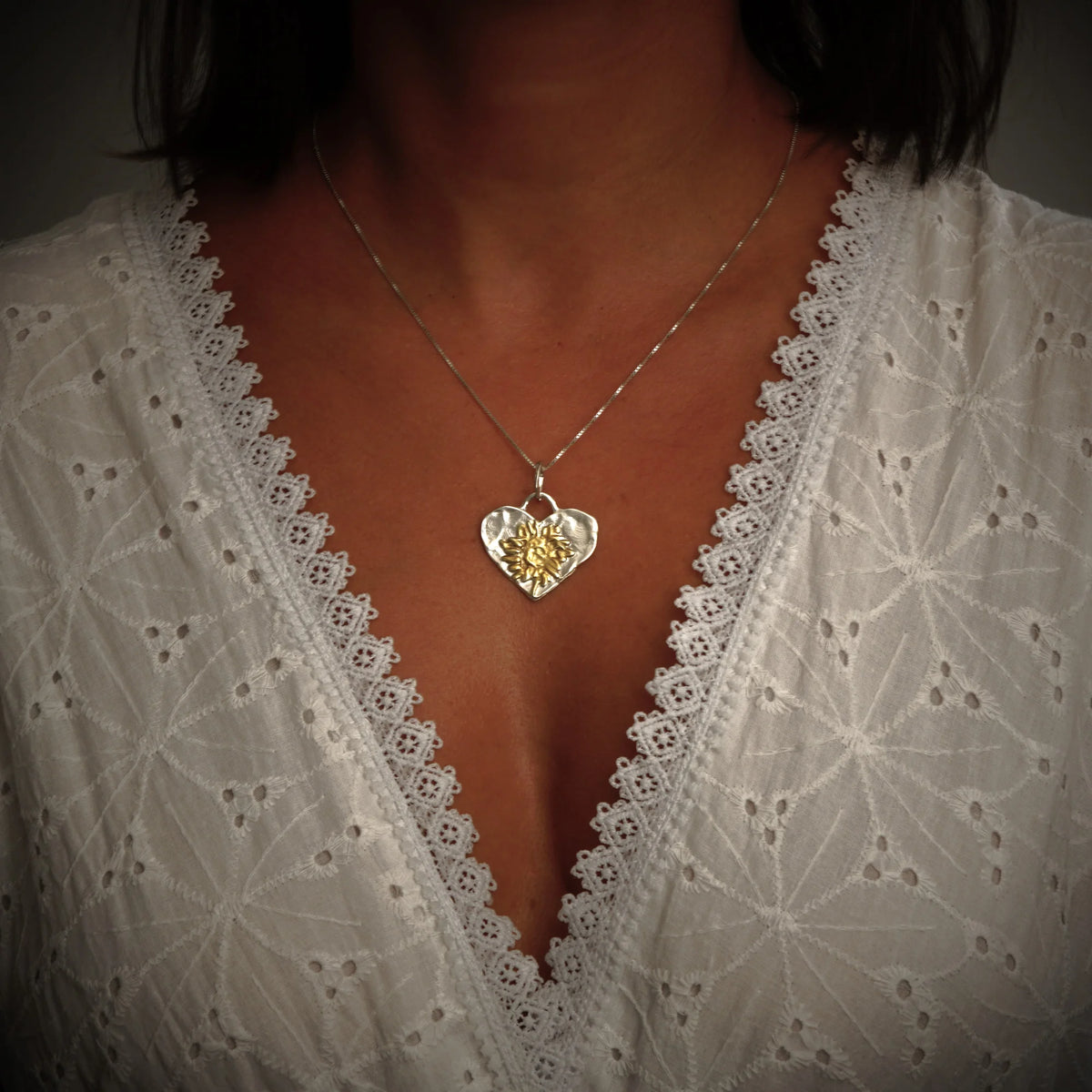 „Herz mit Sonnenblume“-Anhänger aus 925er Silber mit vergoldeten Akzenten – handgefertigter Skulpturenschmuck im Boho- und rustikalen Stil | Art Diva