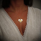 „Herz mit Sonnenblume“-Anhänger aus 925er Silber mit vergoldeten Akzenten – handgefertigter Skulpturenschmuck im Boho- und rustikalen Stil | Art Diva