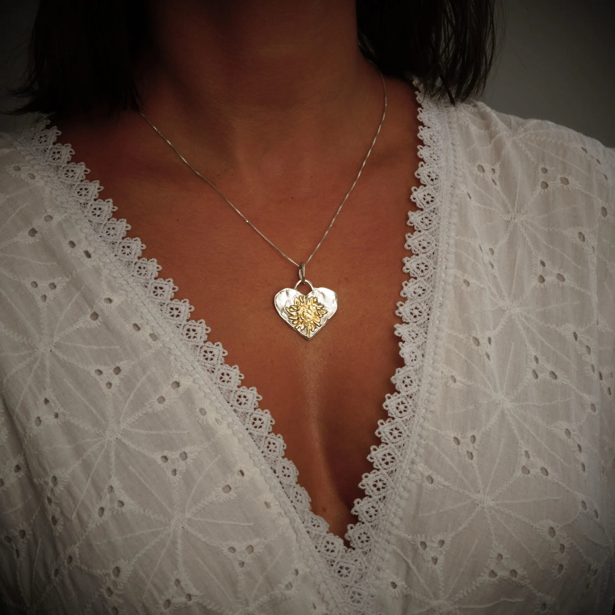 „Herz mit Sonnenblume“-Anhänger aus 925er Silber mit vergoldeten Akzenten – handgefertigter Skulpturenschmuck im Boho- und rustikalen Stil | Art Diva
