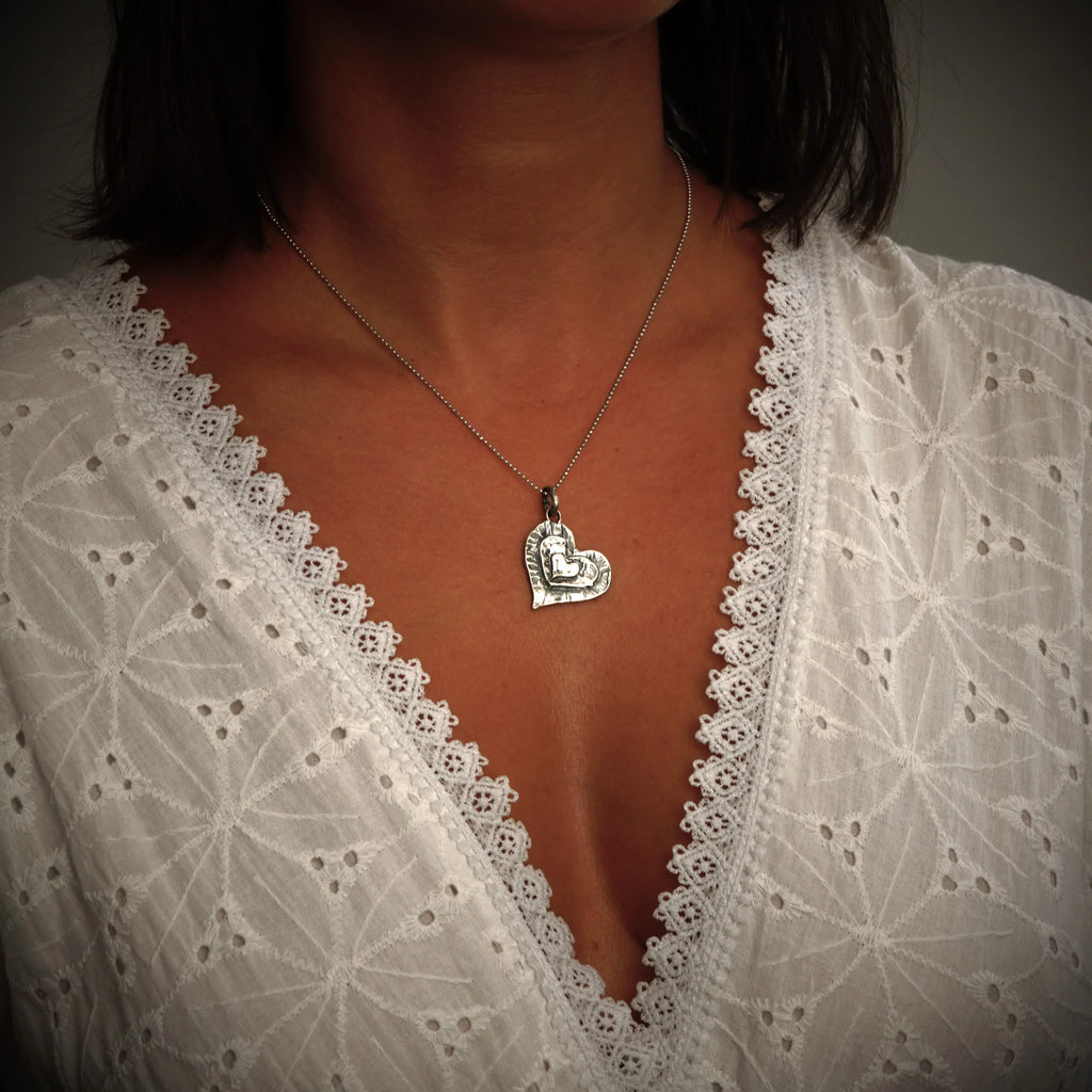 925er Silberschmuck – Anhänger „Mama, Papa und ich“, drei Herzen in einem | Handgefertigter Boho-Talisman für Liebe und Verbundenheit, skulpturales Schmuckstück | Art Diva