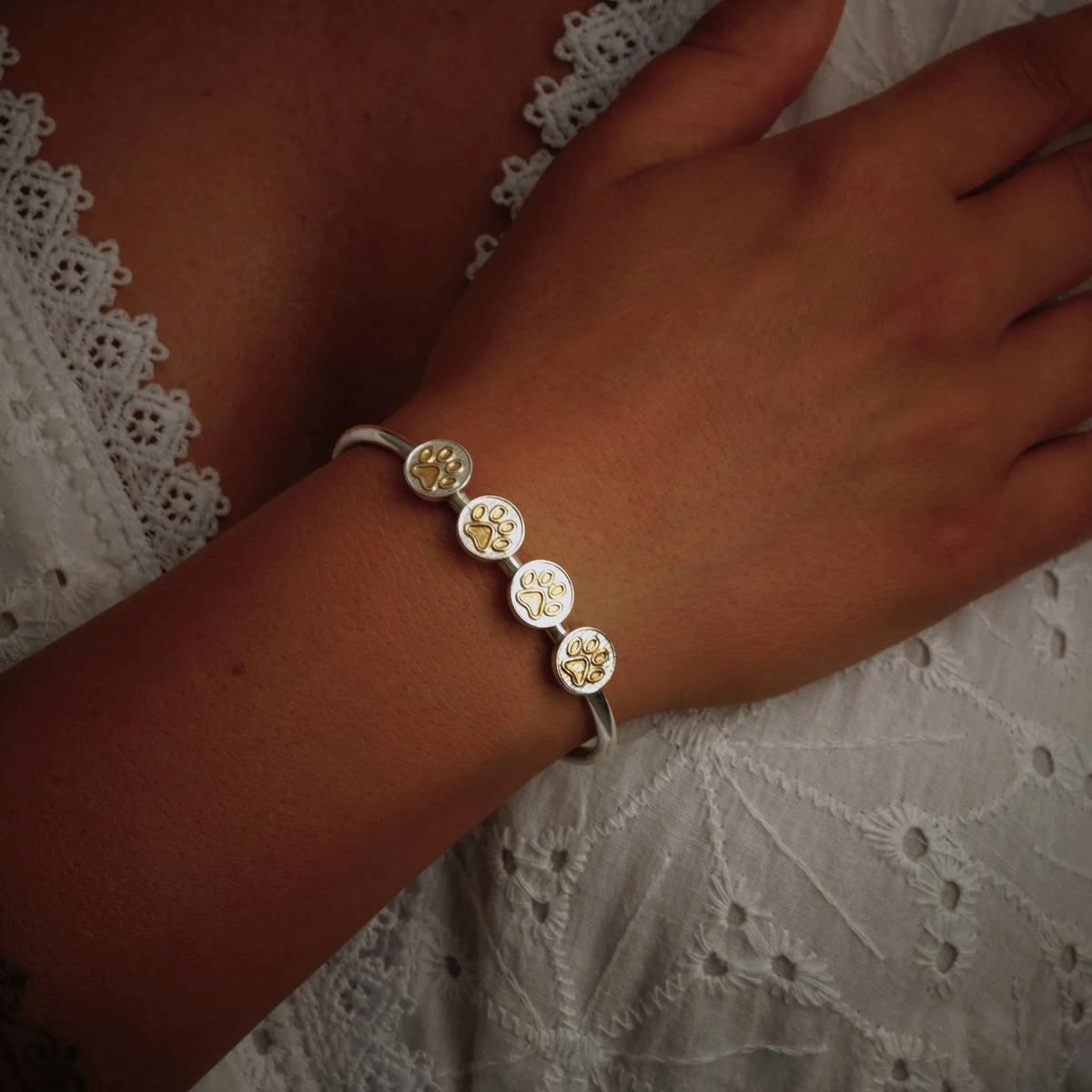 Pfoten-Armband aus 925er Silber mit goldenen Akzenten – handgefertigter, verstellbarer Schmuck für Hunde- und Katzenliebhaber | Art Diva
