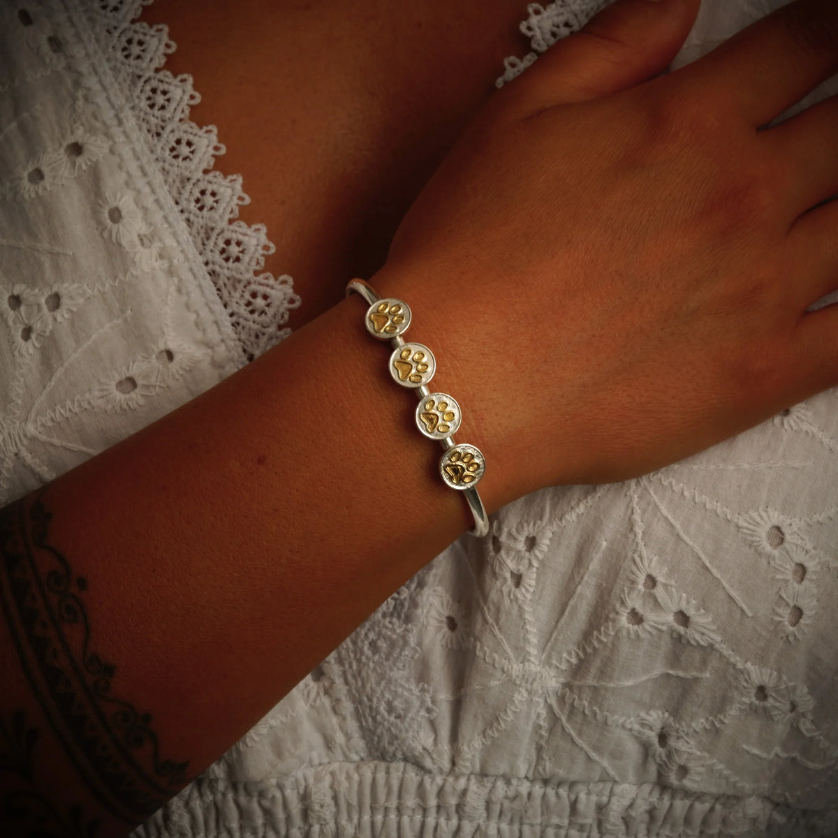 Pfoten-Armband aus 925er Silber mit goldenen Akzenten – handgefertigter, verstellbarer Schmuck für Hunde- und Katzenliebhaber | Art Diva