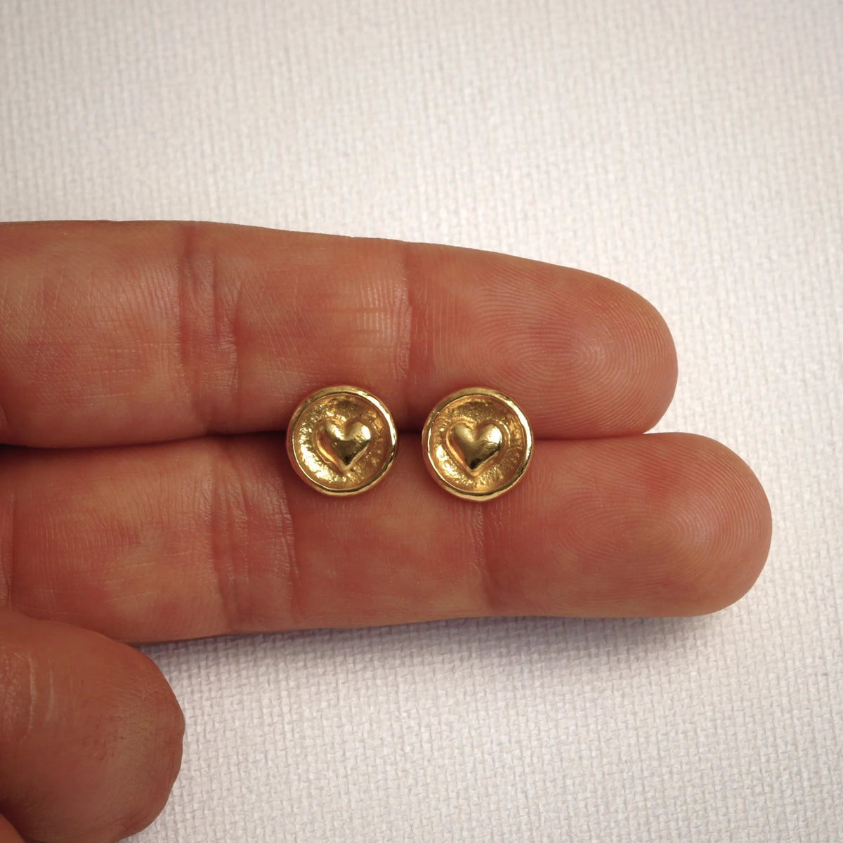 Herz-im-Kreis-Mini-Ohrstecker aus vergoldetem 925er Silber – runde skulpturale Boho-Ohrringe | Art Diva