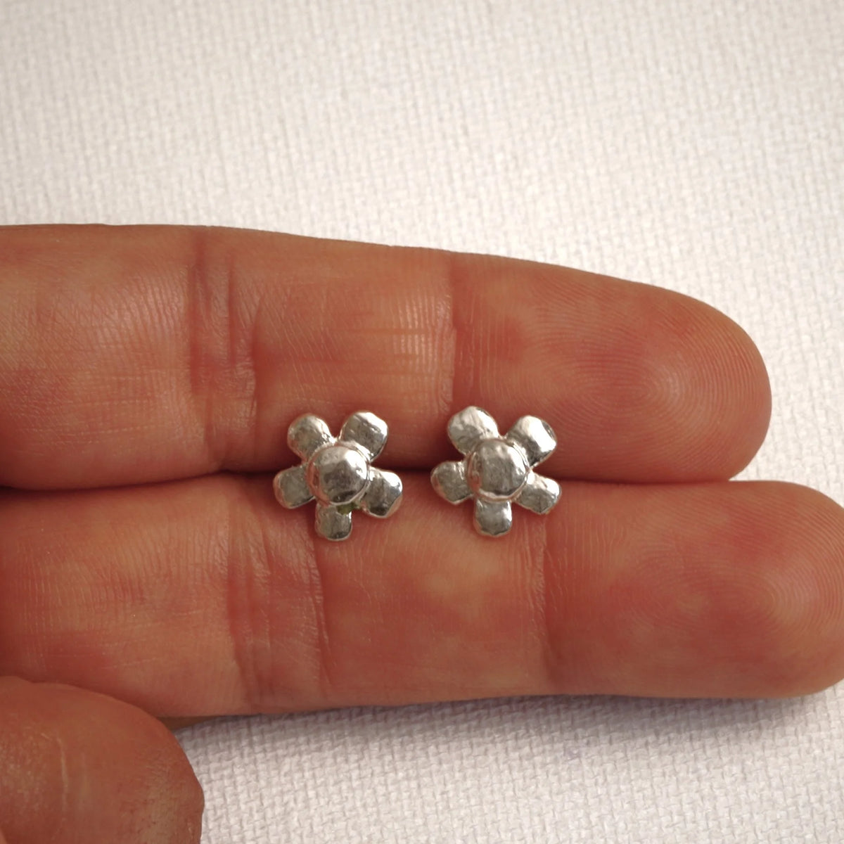 „Wilde Margerite“-Mini-Ohrstecker aus 925er Silber – florale Boho-Ohrringe | Art Diva