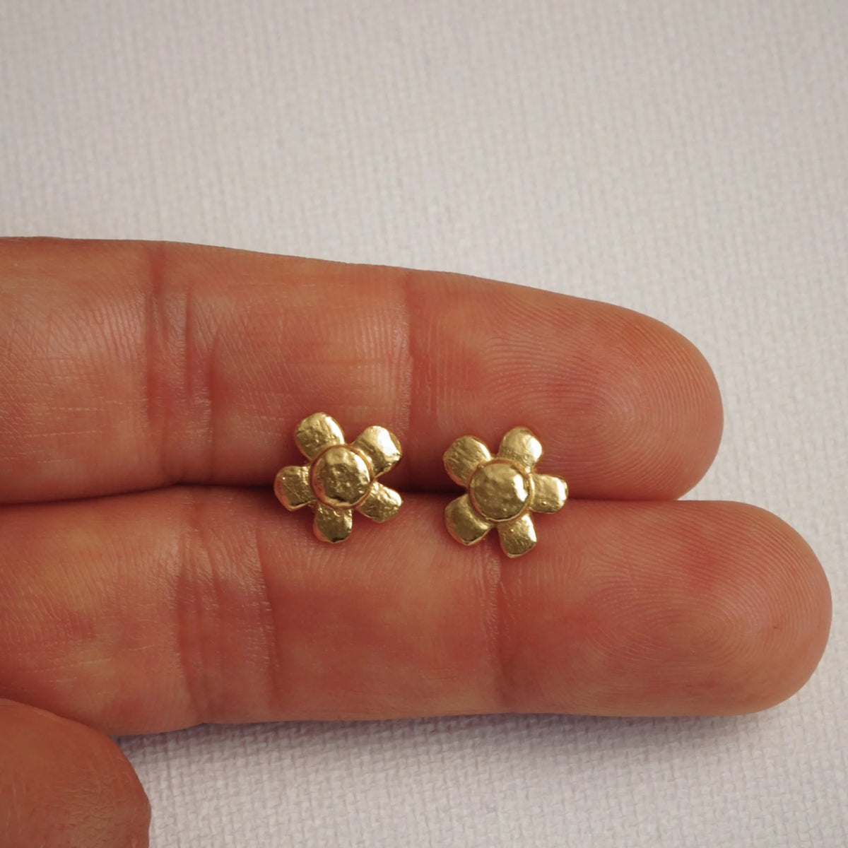 „Wilde Margerite“-Mini-Ohrstecker aus vergoldetem 925er Silber – kleine florale Boho-Ohrringe | Art Diva