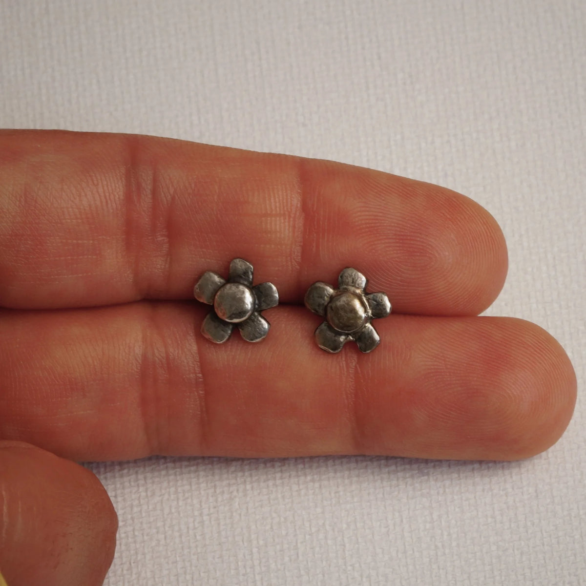 „Wilde Margerite“-Mini-Ohrstecker aus 925er Silber – florale Ohrringe im Vintage-Stil | Art Diva