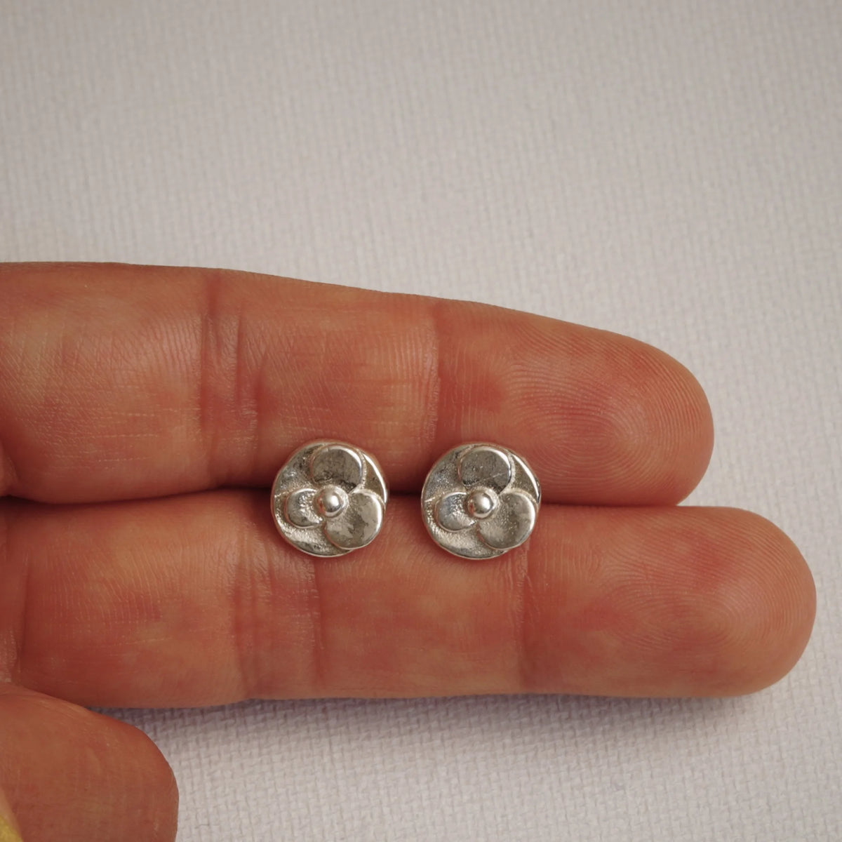 „Veilchen“-Mini-Ohrstecker aus 925er Silber – floraler Schmuck | Art Diva